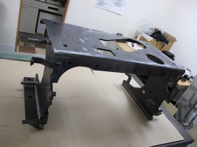 【脚長に変化を持たせて強度を確保した溶接組立品】建設機械の作動油タンク台