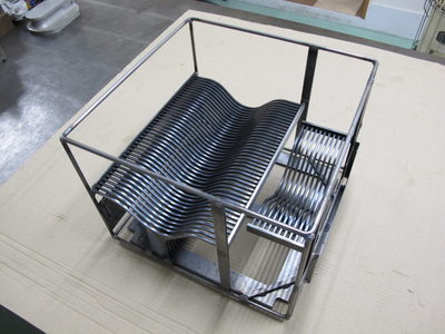 【鉄の薄板の曲げ加工・溶接組立で改良・軽量化】自動車工場で使用する専用台車・搬送装置