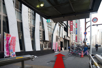 地下鉄栄駅1番出口から出て北上(市役所方面)します
